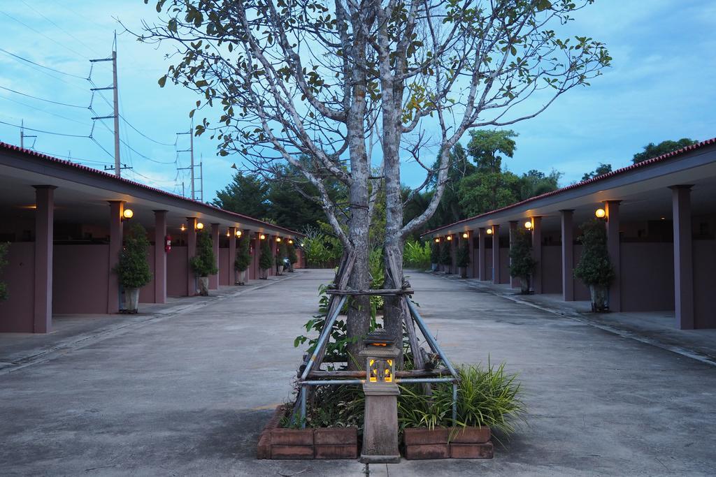 Rimmueng Resort Phanom Sarakham Экстерьер фото